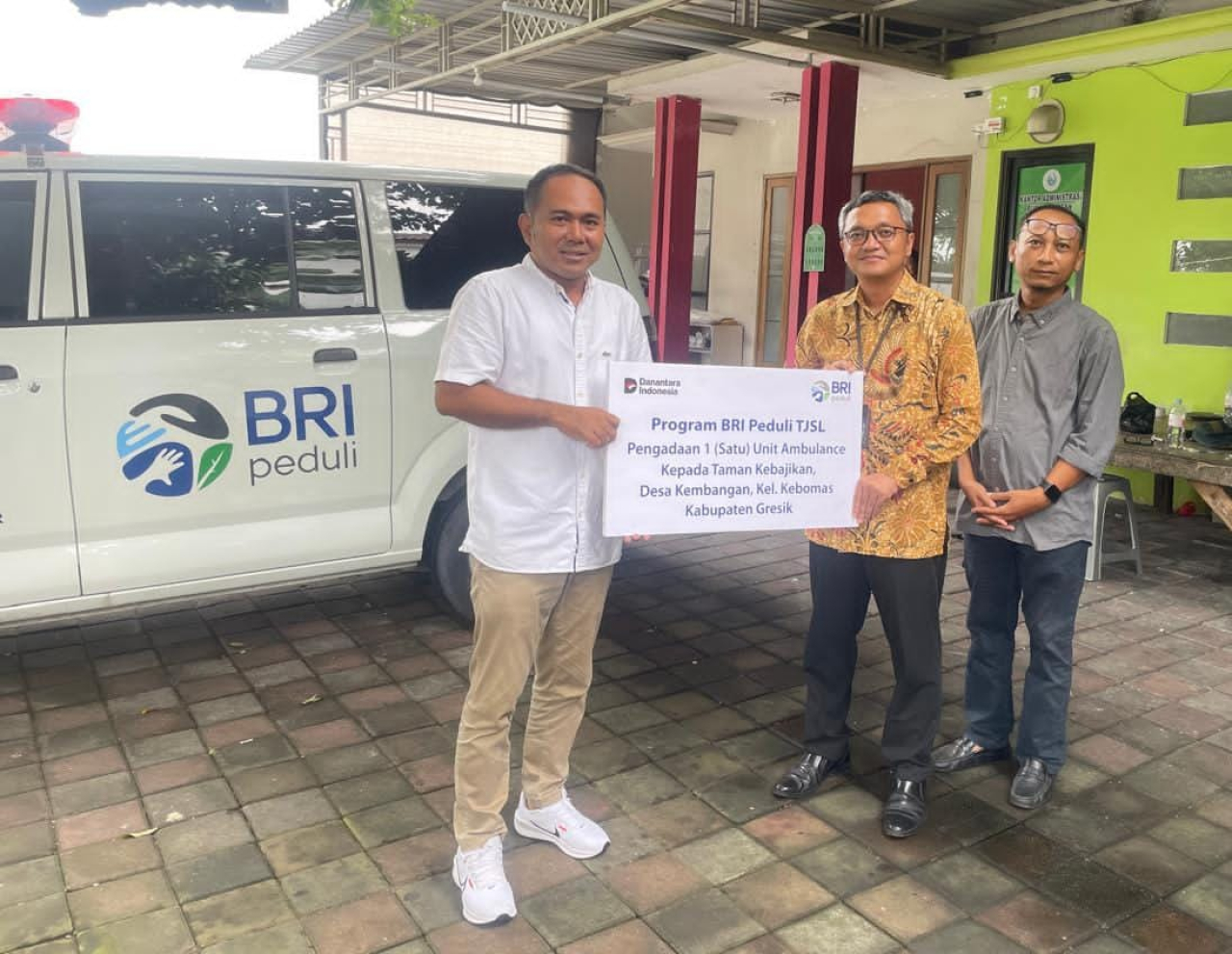 PT Bank Rakyat Indonesia (Persero) Tbk melakukan penyerahan satu unit mobil ambulans kepada Yayasan Taman Kebajikan Gresik.