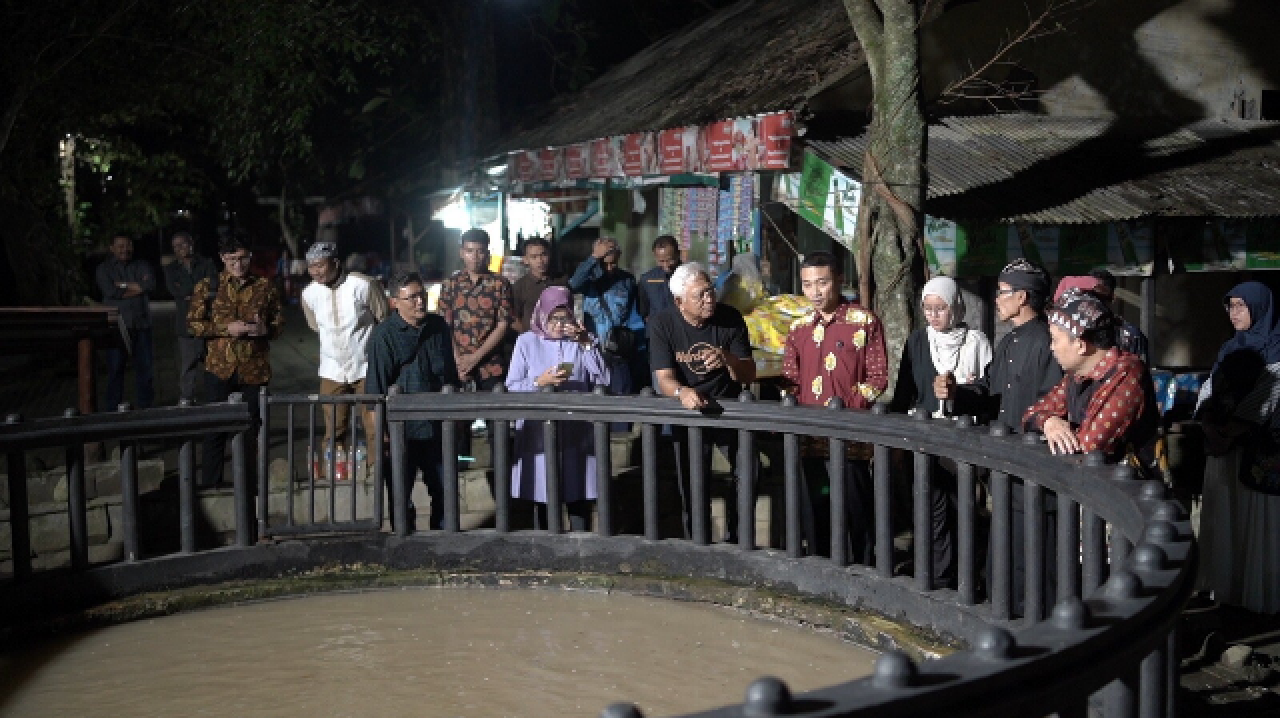 Wakil UNESCO Global Geopark (UGGp), Prof. Ibrahim Komo, menyambangi geosite legendaris di Kabupaten Bojonegoro sebagai bagian dari upaya memperkuat posisi Geopark Bojonegoro di kancah internasional