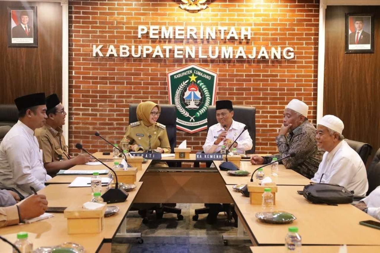 Bupati Lumajang saat menerima audiensi Forum Komunikasi Kelompok Bimbingan Ibadah Haji dan Umrah (FK KBIHU) Kabupaten Lumajang