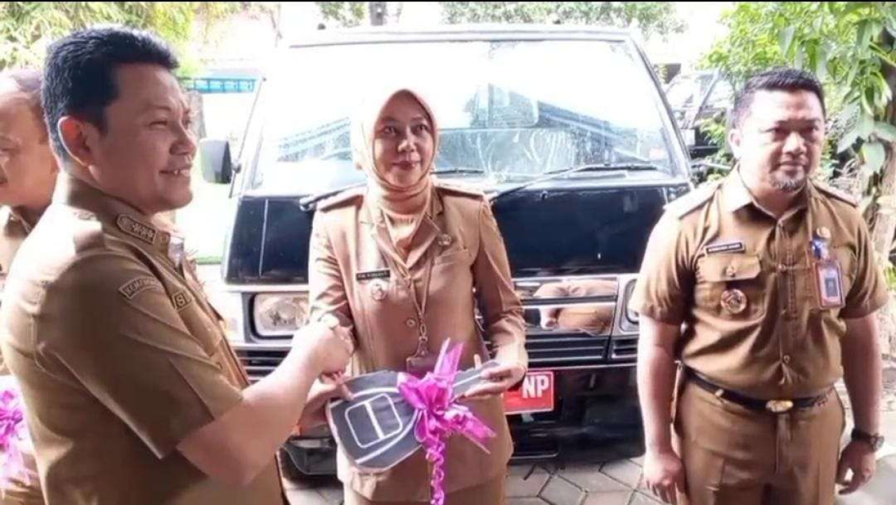 Bupati Sidoarjo Subandi menyerahkan bantuan mobil pikap dan alat pemadat aspal kepada kecamatan.