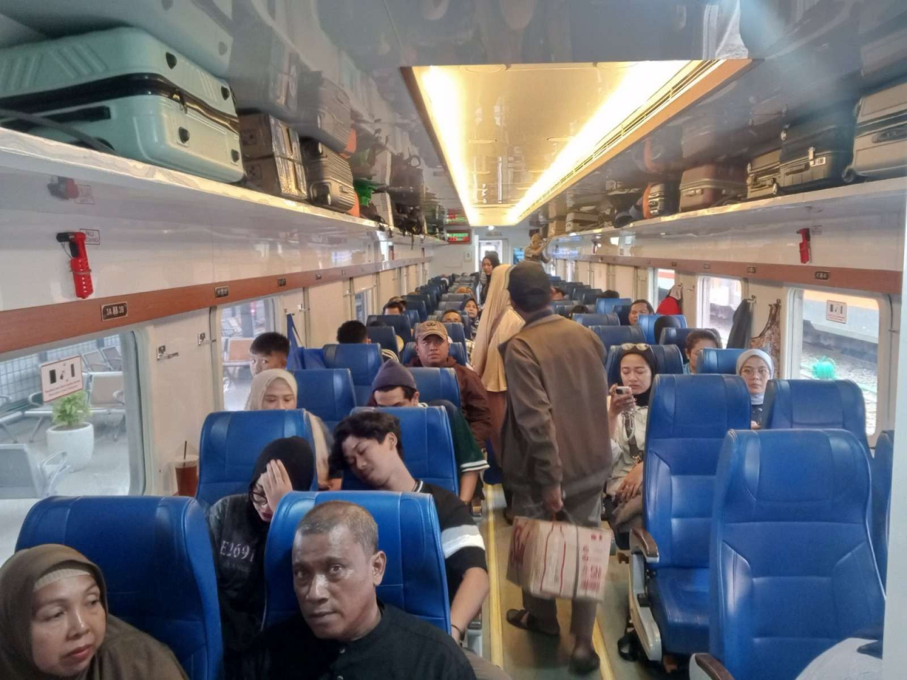 gerbong penumpang KA Brantas relasi Blitar - Jakarta