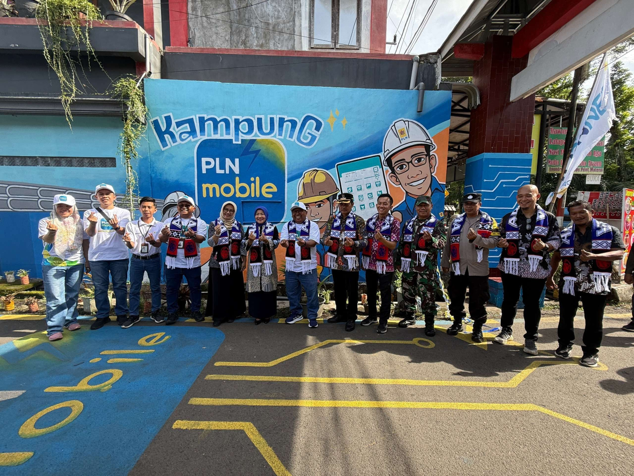PT PLN UP3 Malang memperkuat digitalisasi layanan kelistrikan dan internet melalui pengembangan Kampung PLN Mobile x ICONNET di Kepanjen