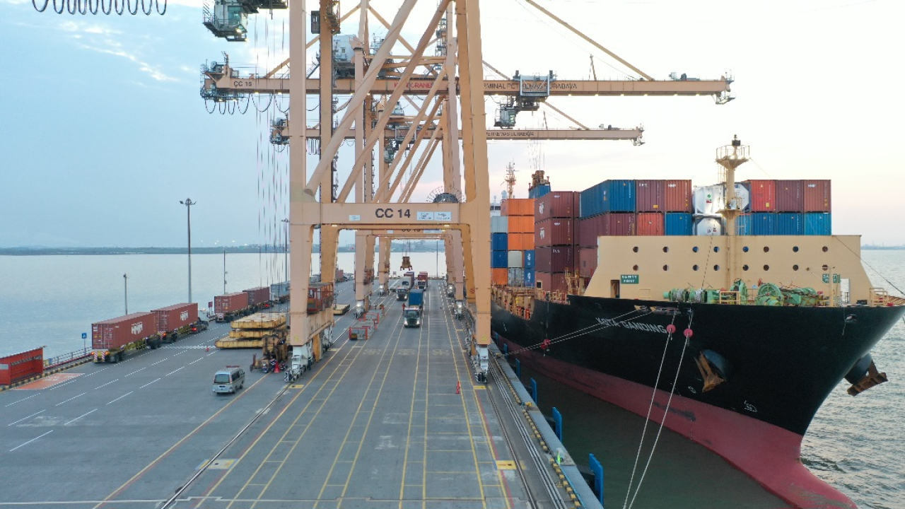 PT Terminal Petikemas Surabaya (TPS) mencatat pertumbuhan arus peti kemas sebesar 4,03% pada bulan Desember 2025