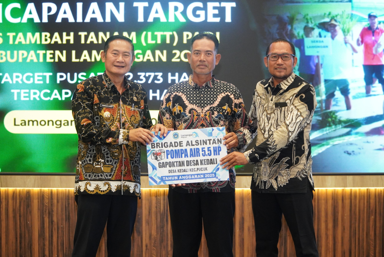 Bupati Yuhronur Efendi saat memperoleh penghargaan