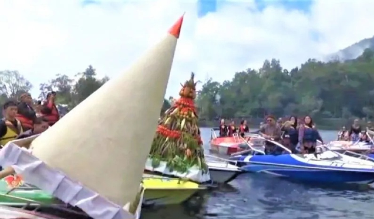 Kegiatan tradisi Labuhan Sarangan di Magetan yang masuk dalam Warisan Budaya Takbenda