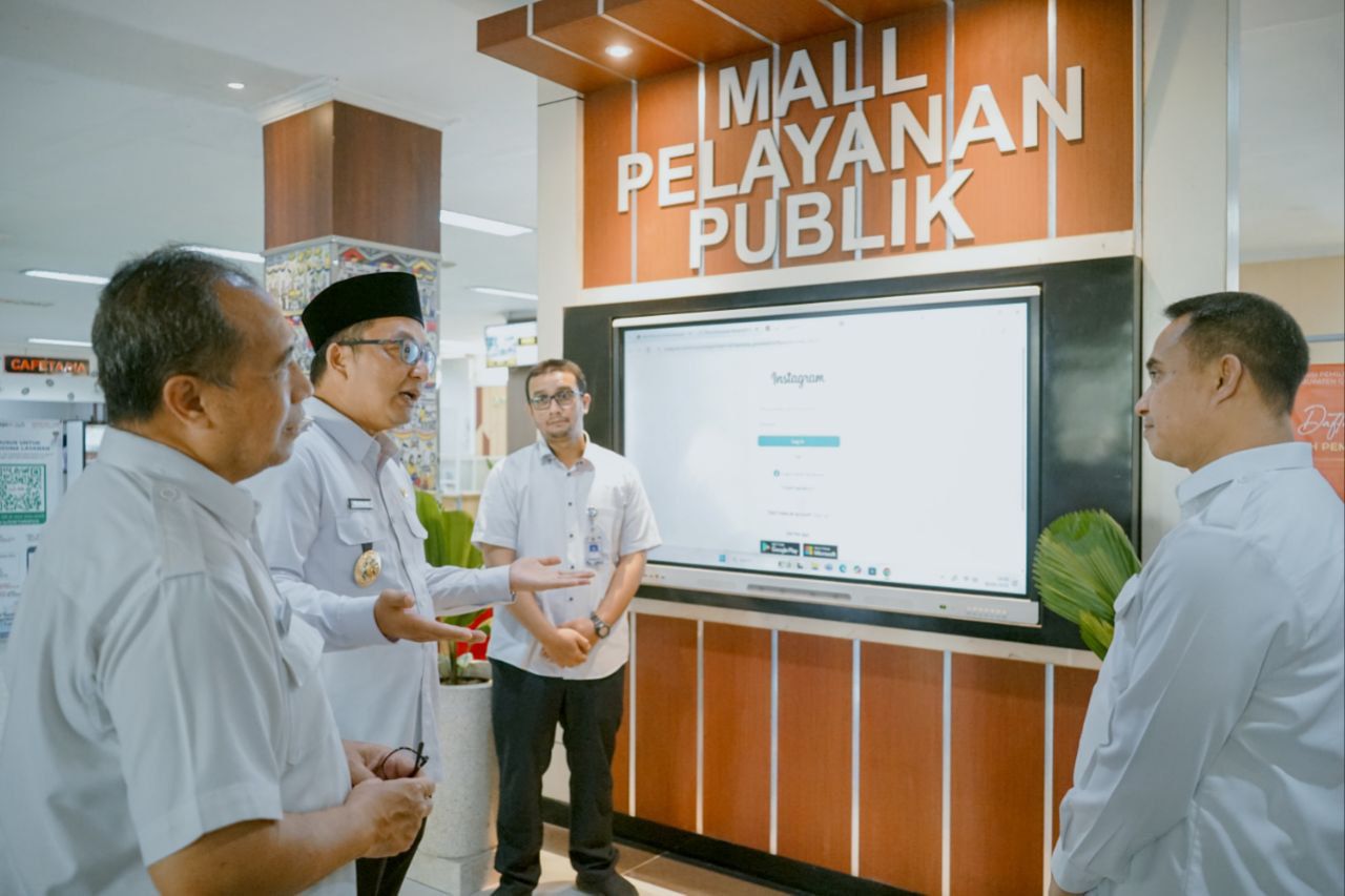 Wakil Bupati Gresik Asluchul Alif saat meninjau MPP Gresik didampingi Sekda Washil dan Kadis DPM PTSP Reza Pahlevi
