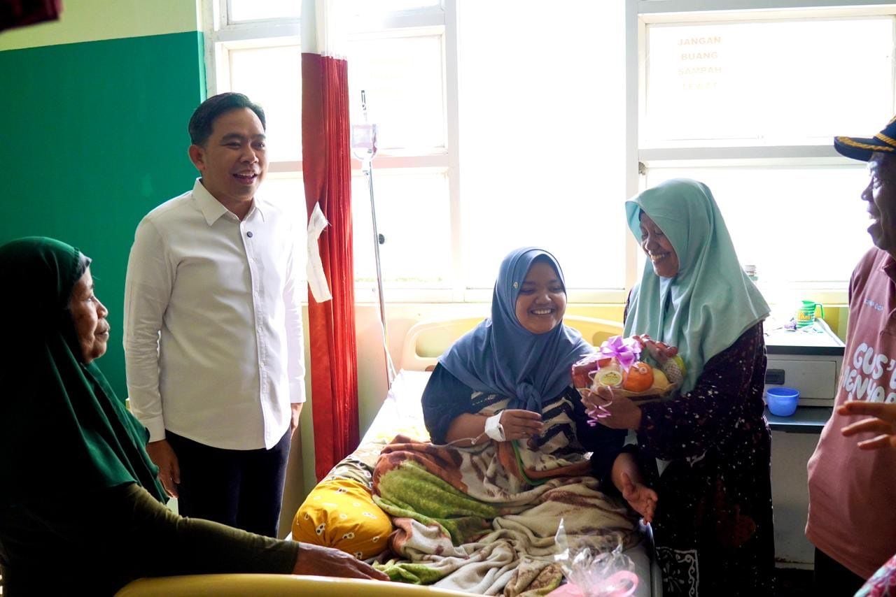 Bupati Jember, Muhammad Fawait saat berkunjung di Puskesmas Rambipuji
