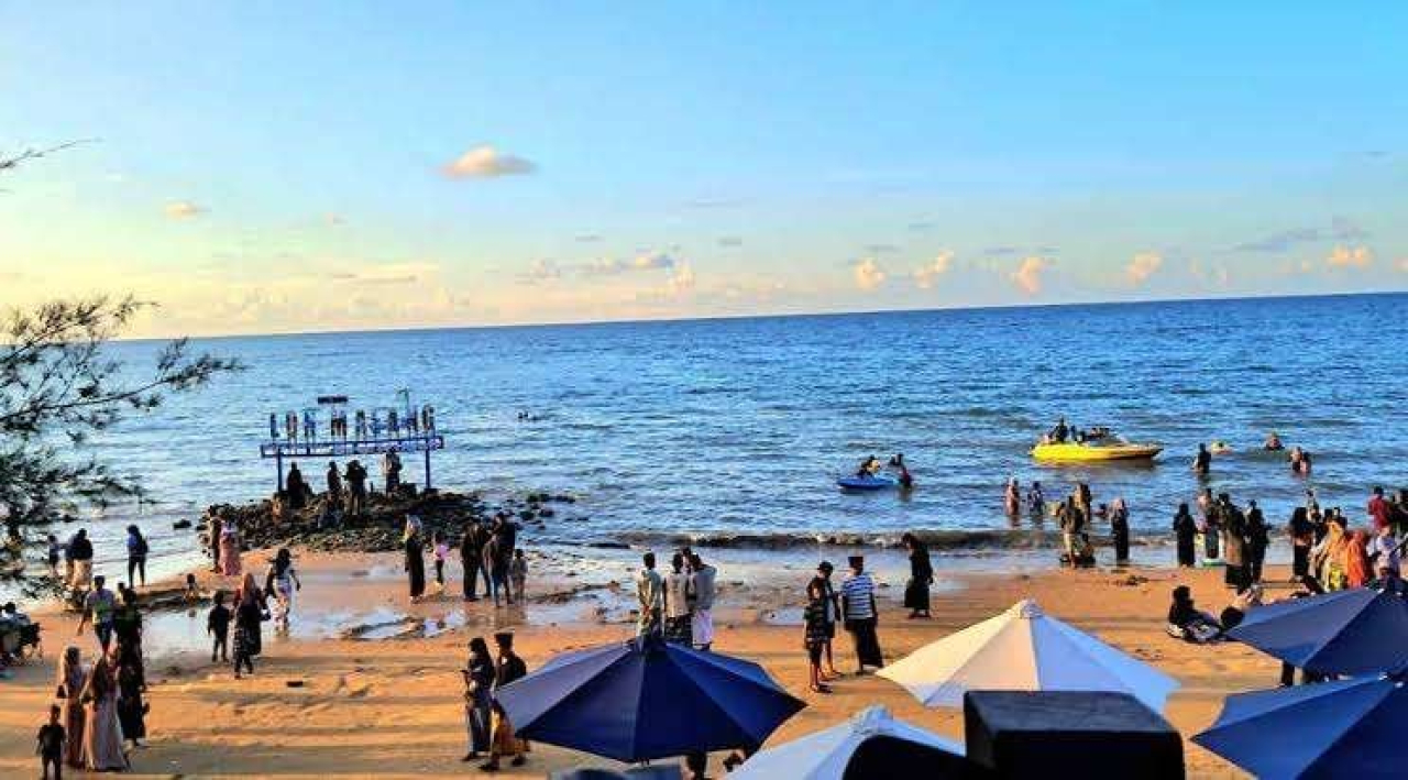 Pantai Lon Malang di Desa Bira Tengah, Kecamatan Sokobanah, Kabupaten Sampang, menjadi salah satu destinasi wisata favorit masyarakat selama liburan