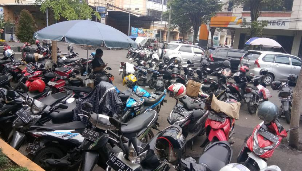 Dinas Perhubungan (Dishub) Malang mematok target pendapatan dari Retribusi Parkir Tepi Jalan Umum (TJU) sebesar Rp15 miliar pada 2026.