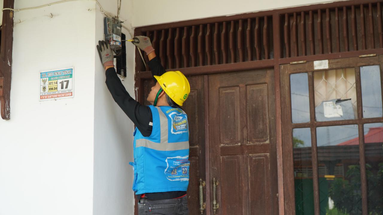 Pemasangan listrik oleh petugas PLN