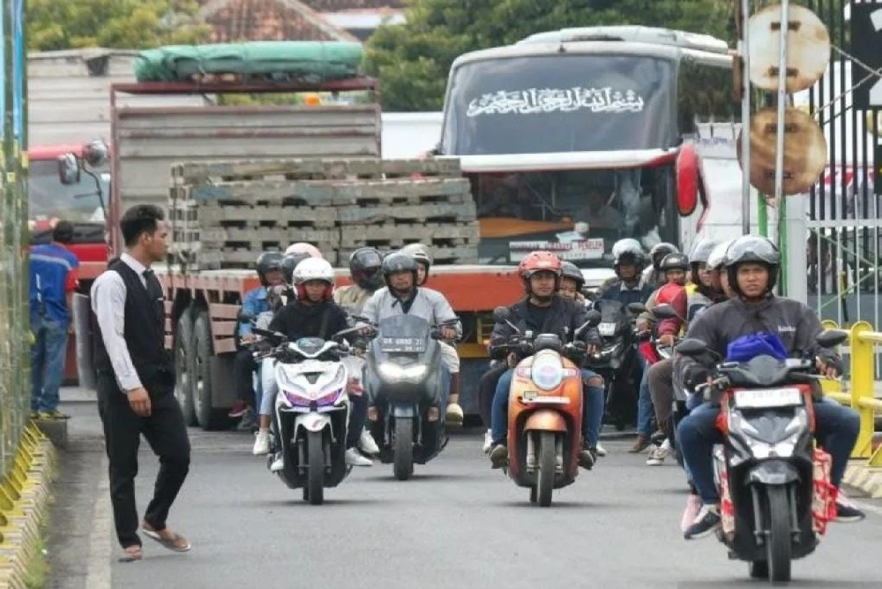 Arus kendaraan yang melintas di penyeberangan Ketapang (Banyuwangi)-Gilimanuk (Bali) mulai menggeliat
