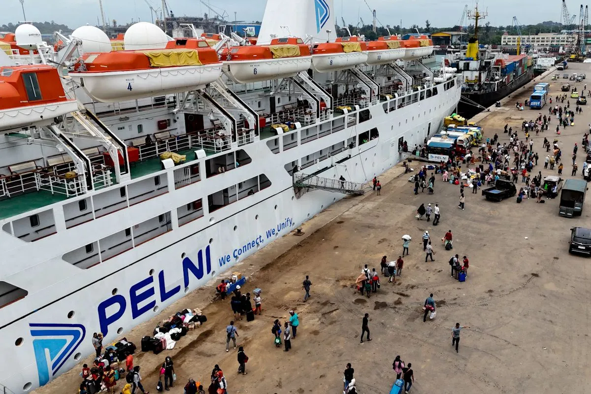 Penumpang kapal PT Pelni yang bersandar di salah satu pelabuhan domestik