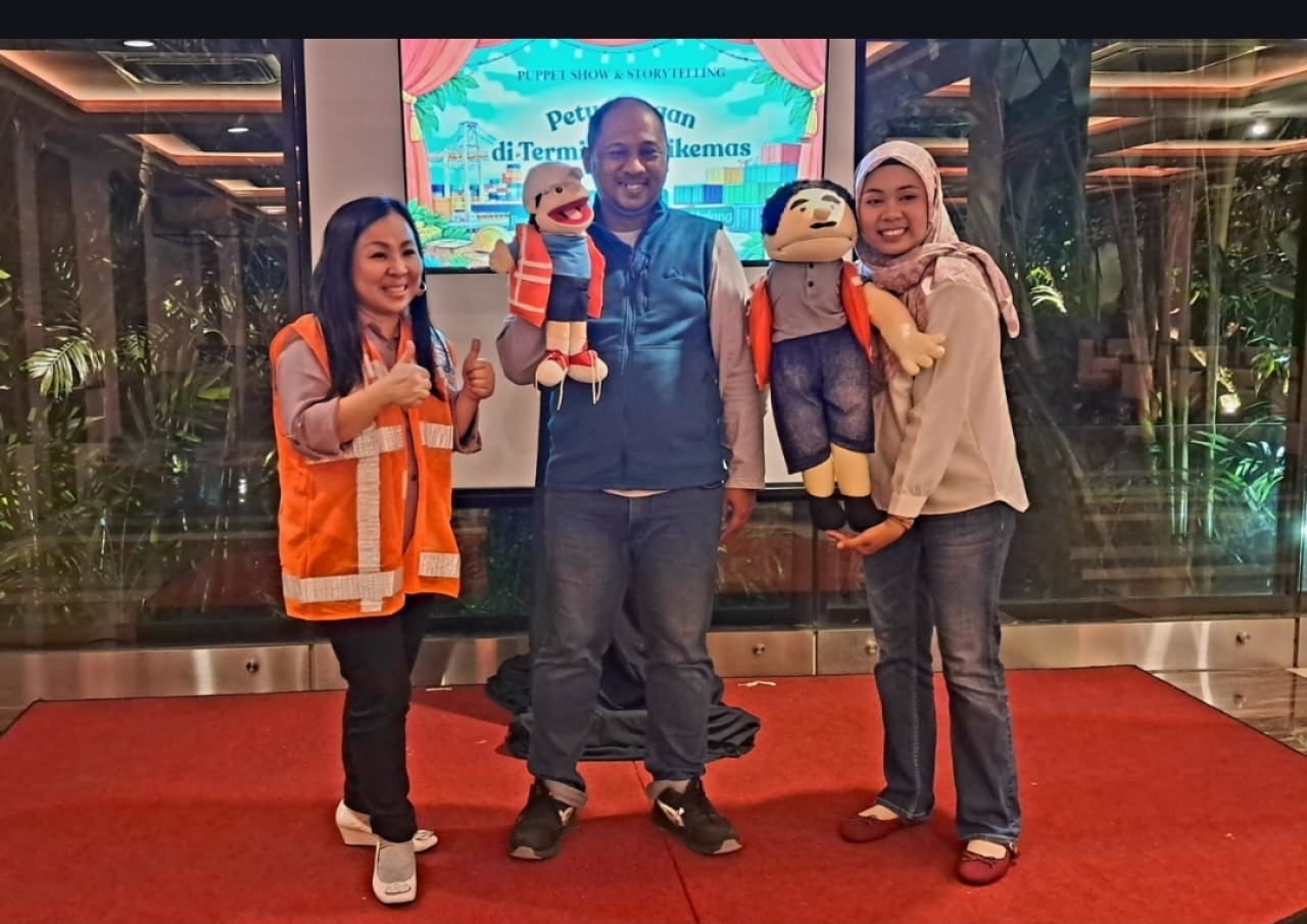 Pekerja TPS bersama Kak Jules melakukan kegiatan literasi bermuatan edukatif kepada anak-anak Pekerja TPS.