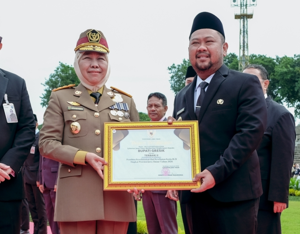 Penghargaan diserahkan langsung oleh Gubernur Jawa Timur Khofifah Indar Parawansa kepada Bupati Gresik Fandi Akhmad Yani saat apel peringatan bulan K3 Nasional