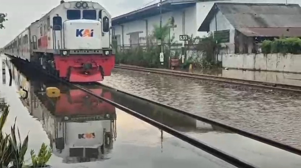 PT Kereta Api Indonesia (Persero) membatalkan 38 perjalanan kereta api akibat banjir yang merendam sejumlah lintasan.