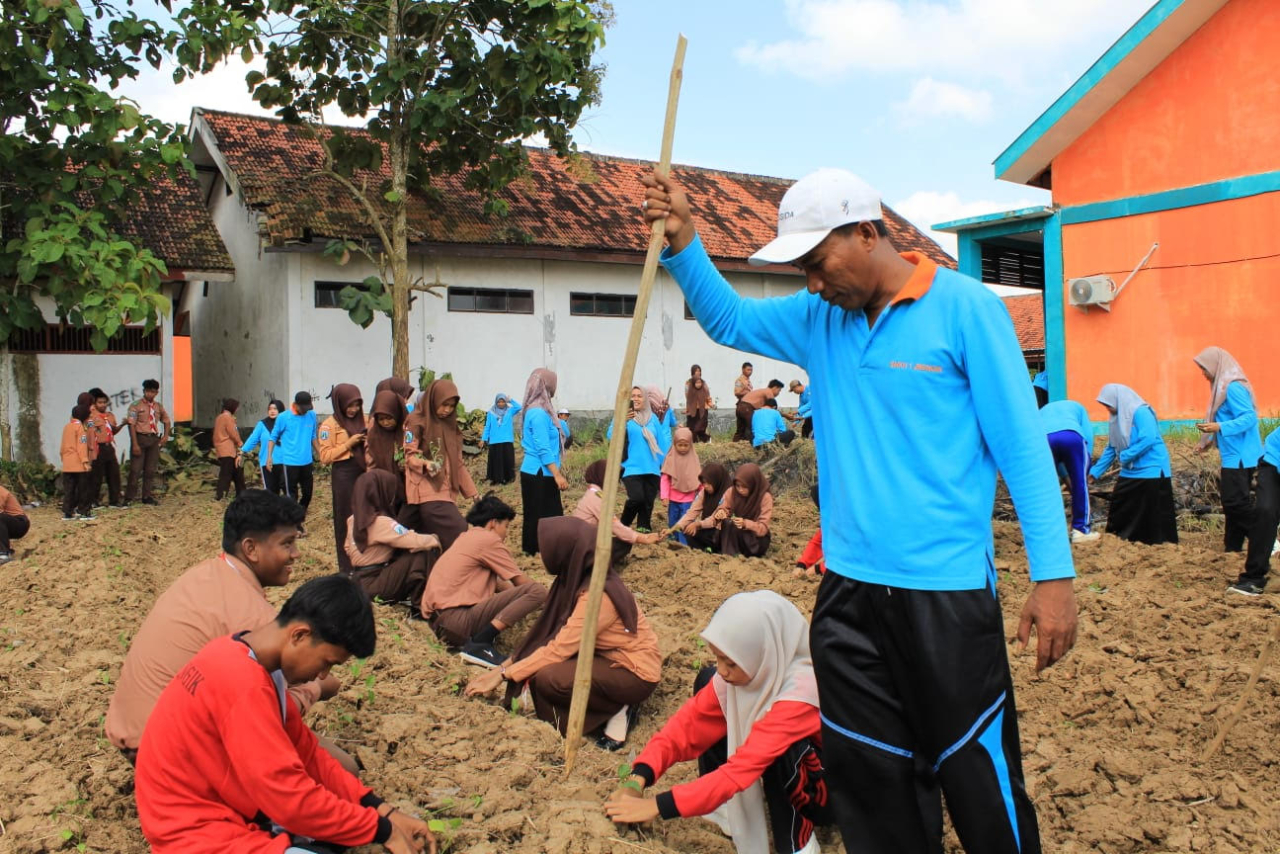 Beberapa guru dan siswa saat menerapkan program SIKAP yang merupakan inisiatif Gubernur Jawa Timur Khofifah Indar Parawansa untuk ketahanan pangan nasiona
