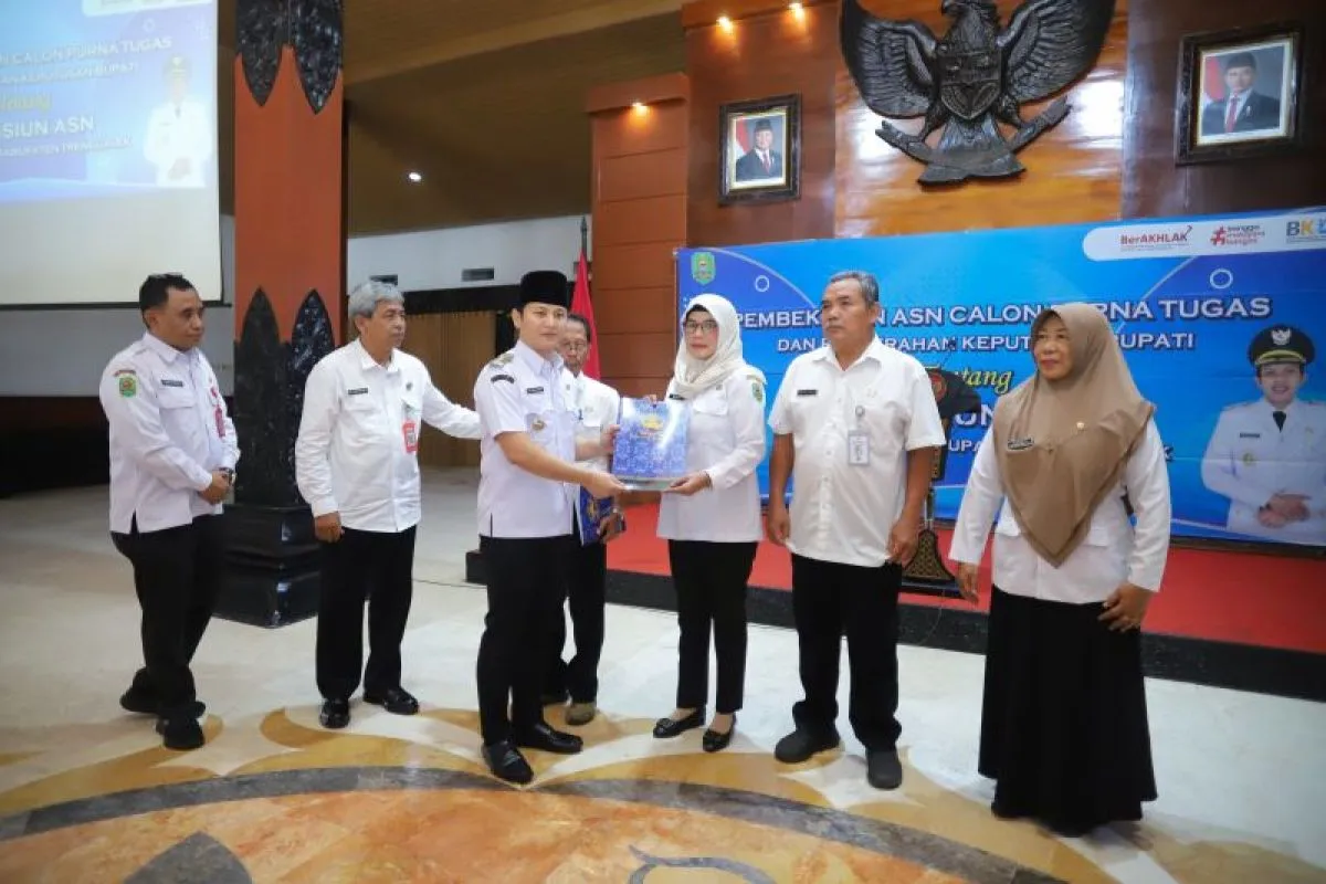 90 PNS Pemkab Trenggalek Terima SK Pensiun