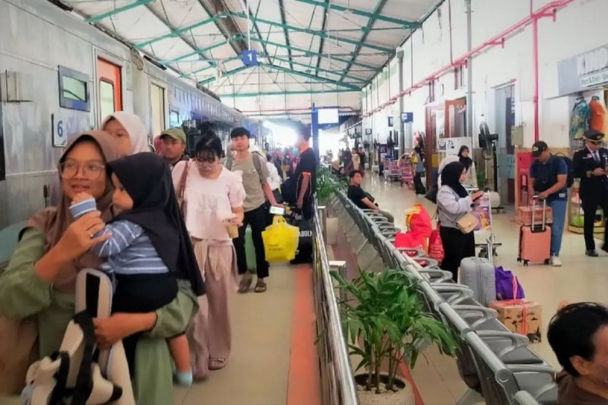 Pergerakan penumpang di Stasiun Madiun yang dikelola KAI Daop 7 Madiun