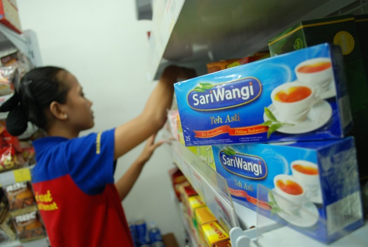 Teh Sariwangi dibandingkan etalase salah satu minimarket
