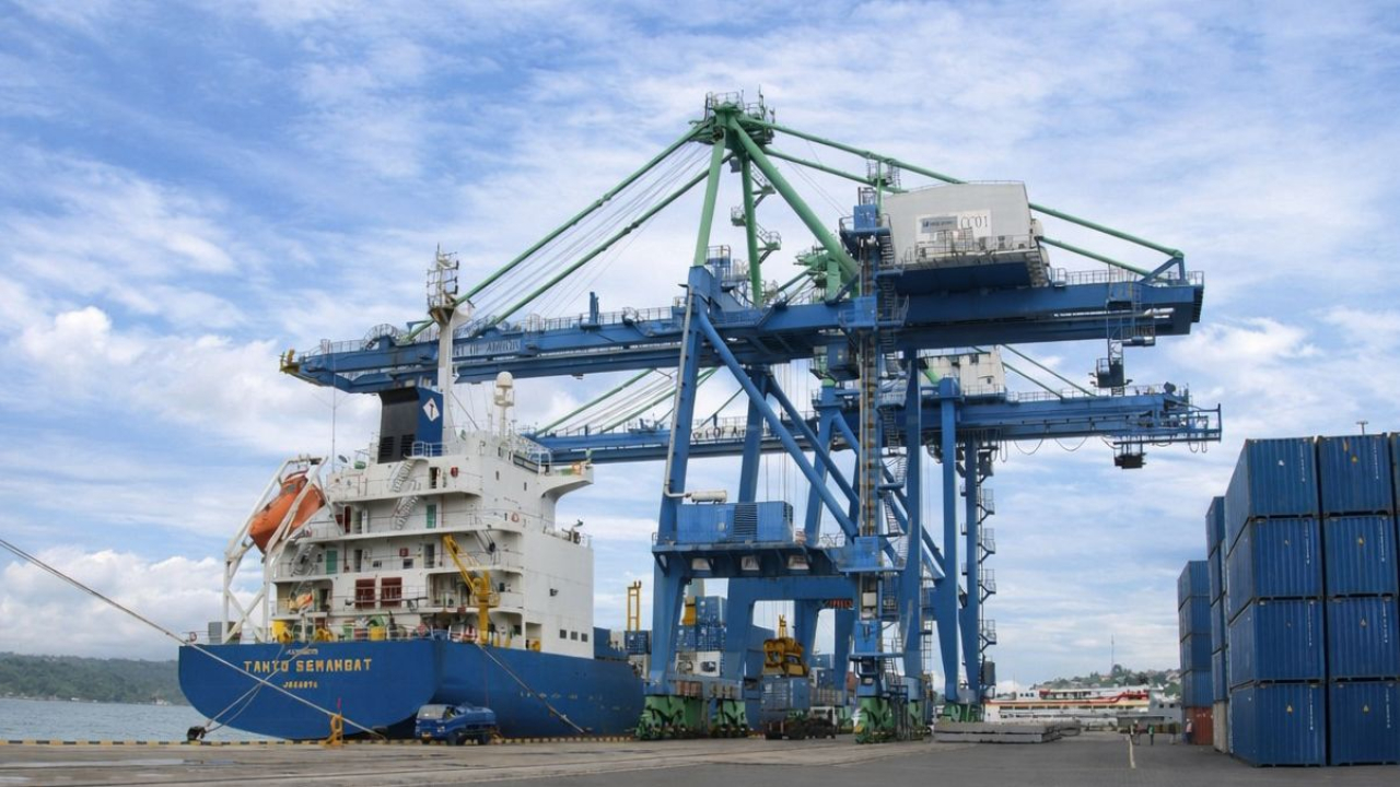 Kegiatan bongkar muat petikemas di TPK Ambon
