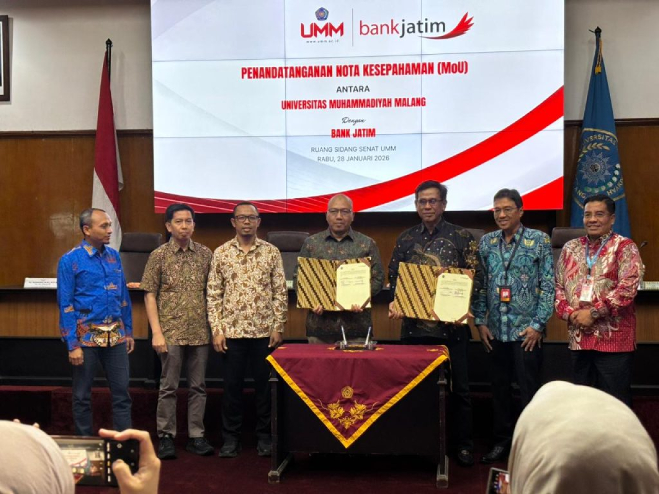 Direktur Bisnis Mikro, Ritel, dan Usaha Syariah Bank Jatim Tony Prasetyo MM menyaksikan penandatanganan Universitas Muhammadiyah Malang (UMM) dan PT Bank Pembangunan Daerah Jawa Timur Tbk (Bank Jatim)