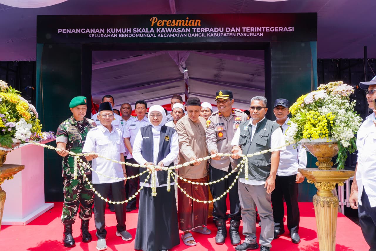 Gubernur Jawa Timur Khofifah Indar Parawansa saat meresmikan Program Penanganan Kawasan PERMATA JATIM di Kelurahan Bendomungal, Kecamatan Bangil, Pasuruan