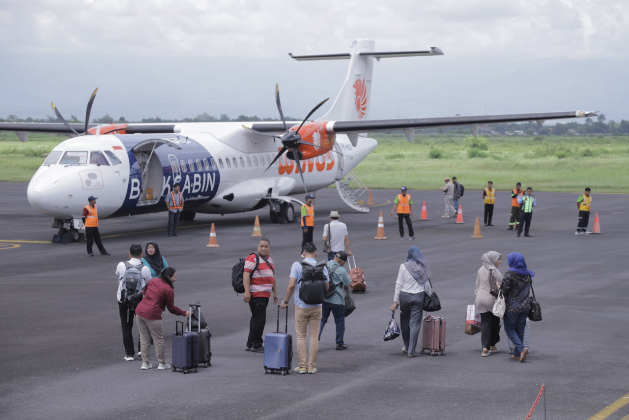 Penumpang menaiki pesawat Wings Air di Bandara Notohadinegoro Jember