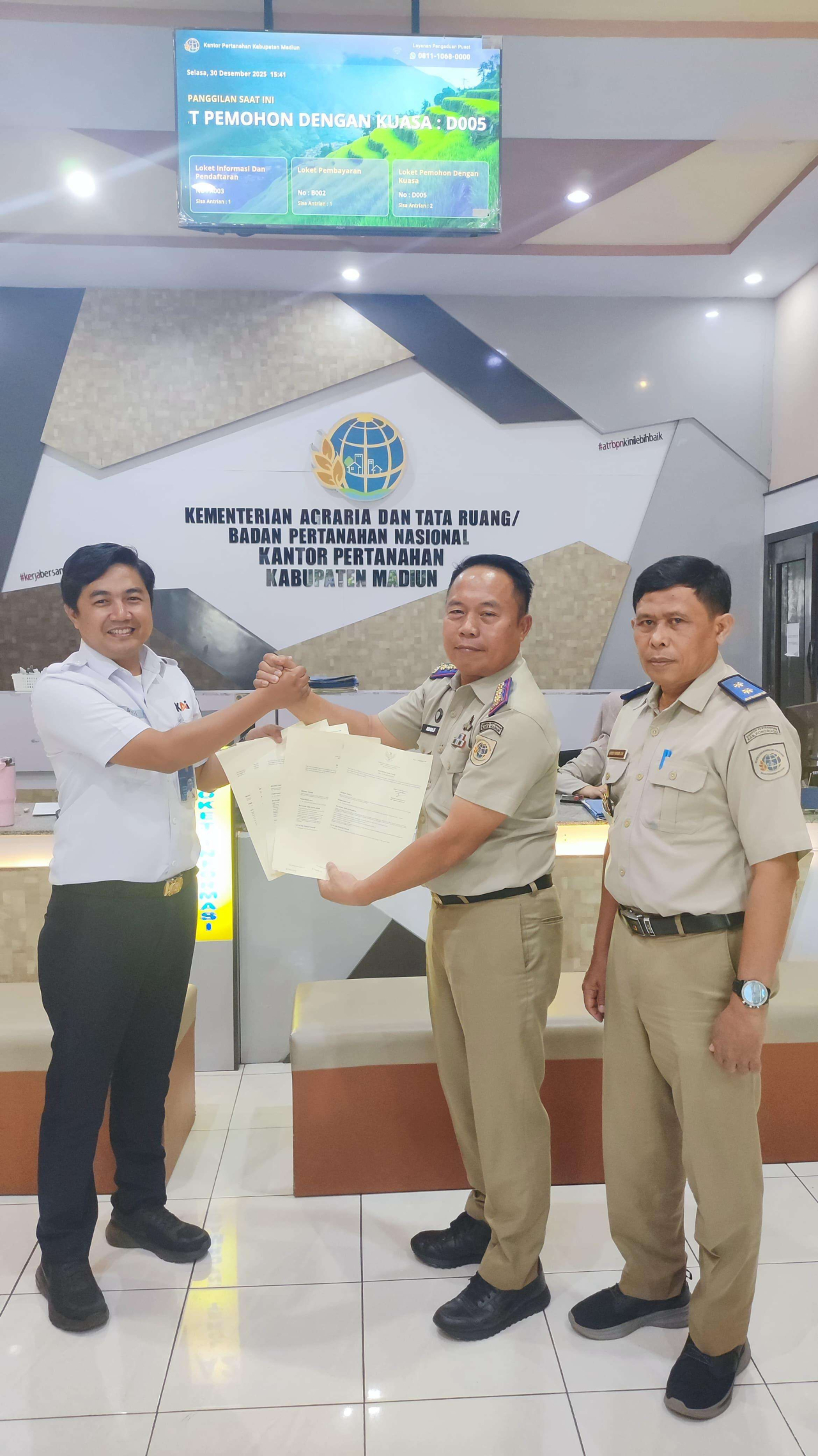 Melalui sinergi bersama Kantor Pertanahan (BPN) Kabupaten Madiun, KAI Daop 7 Madiun secara resmi menerima 17 E-Sertifikat tanah yang berlokasi di wilayah Kabupaten Madiun.