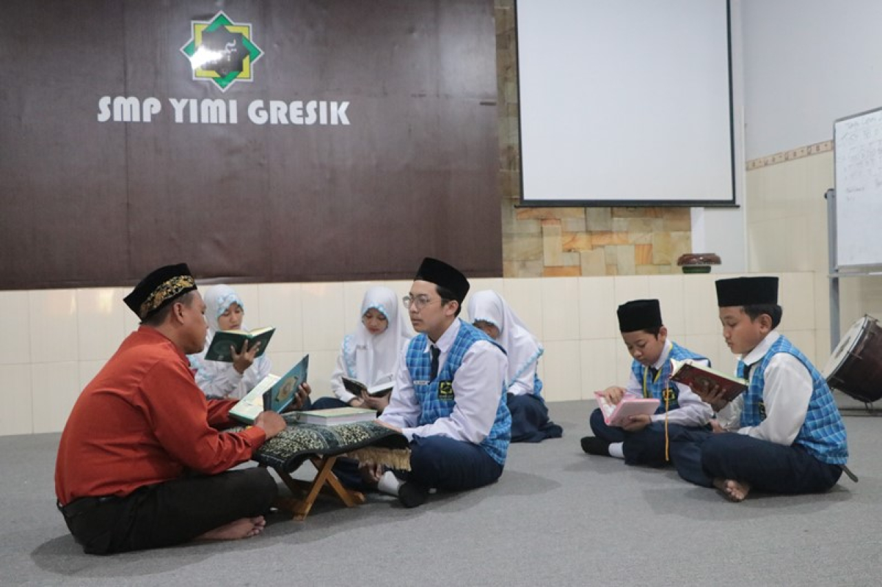 Siswa SMP YIMI Full Day School saat mengikuti kelas peminatan hafidz