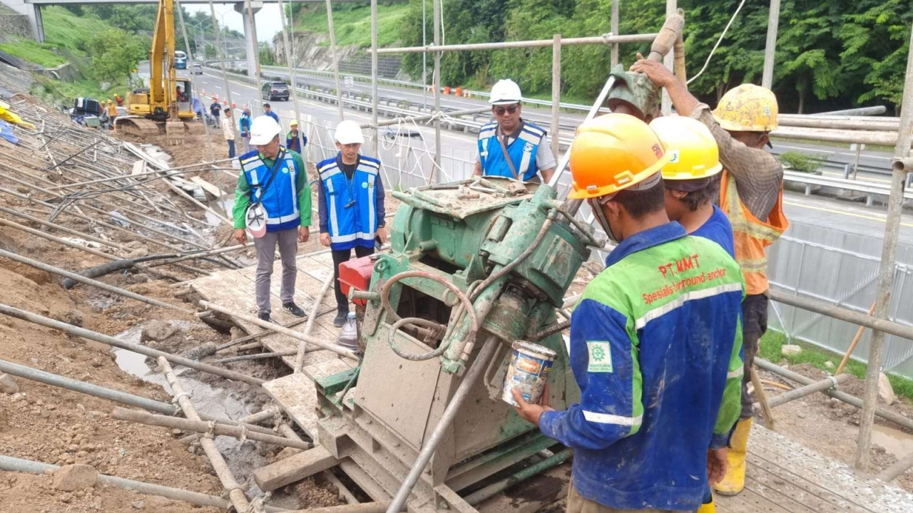 Pekerja PT Jasamarga Pandaan Tol (PT JPT) melaksanakan kegiatan perkuatan struktur tebing di Jalan Tol Gempol–Pandaan