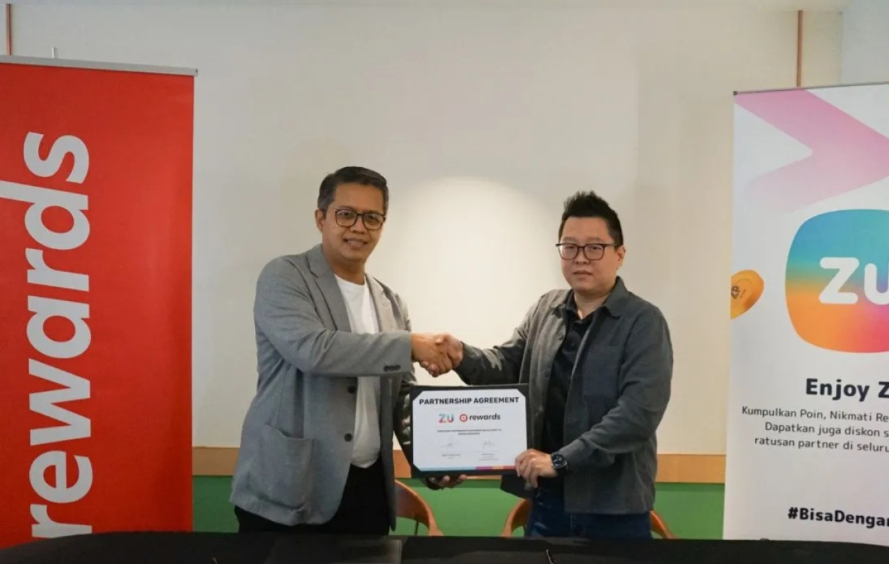 penandatanganan nota kesepahaman (MoU) antara Country Head AirAsia rewards Indonesia Arifin Prasetyo dan CEO ZU Angkasa