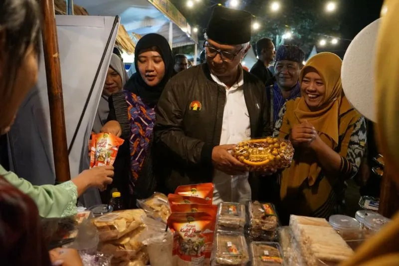 Wawali Kediri saat membuka pameran Mojoroto Night Culture di Kediri.