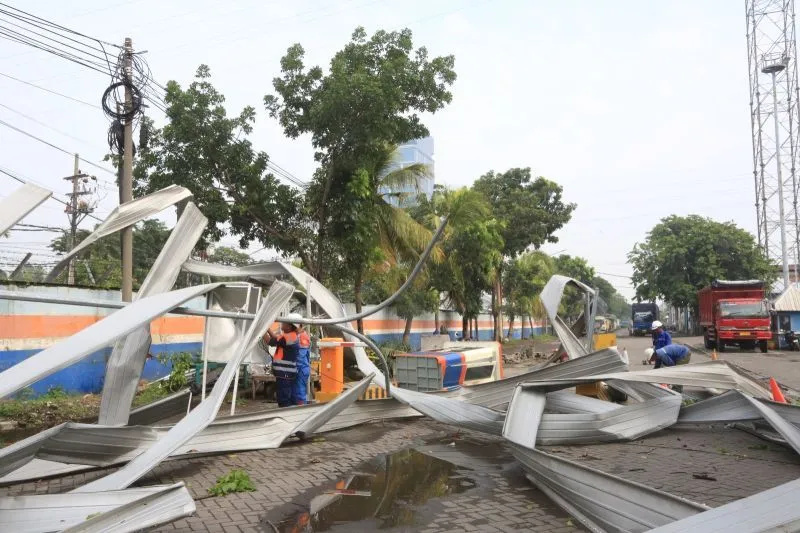 Hadapi Cuaca Ekstrem Pelindo Regional Pastikan Operasional Pelabuhan Kalimas Normal