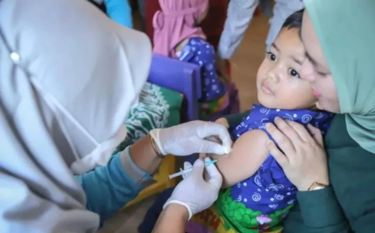Dinas Kesehatan (Dinkes) Kota Malang upaya jemput bola ke rumah warga sebagai strategi percepatan imunisasi massal atau outbreak response immunization (ORI) untuk mengantisipasi penyebaran campak.