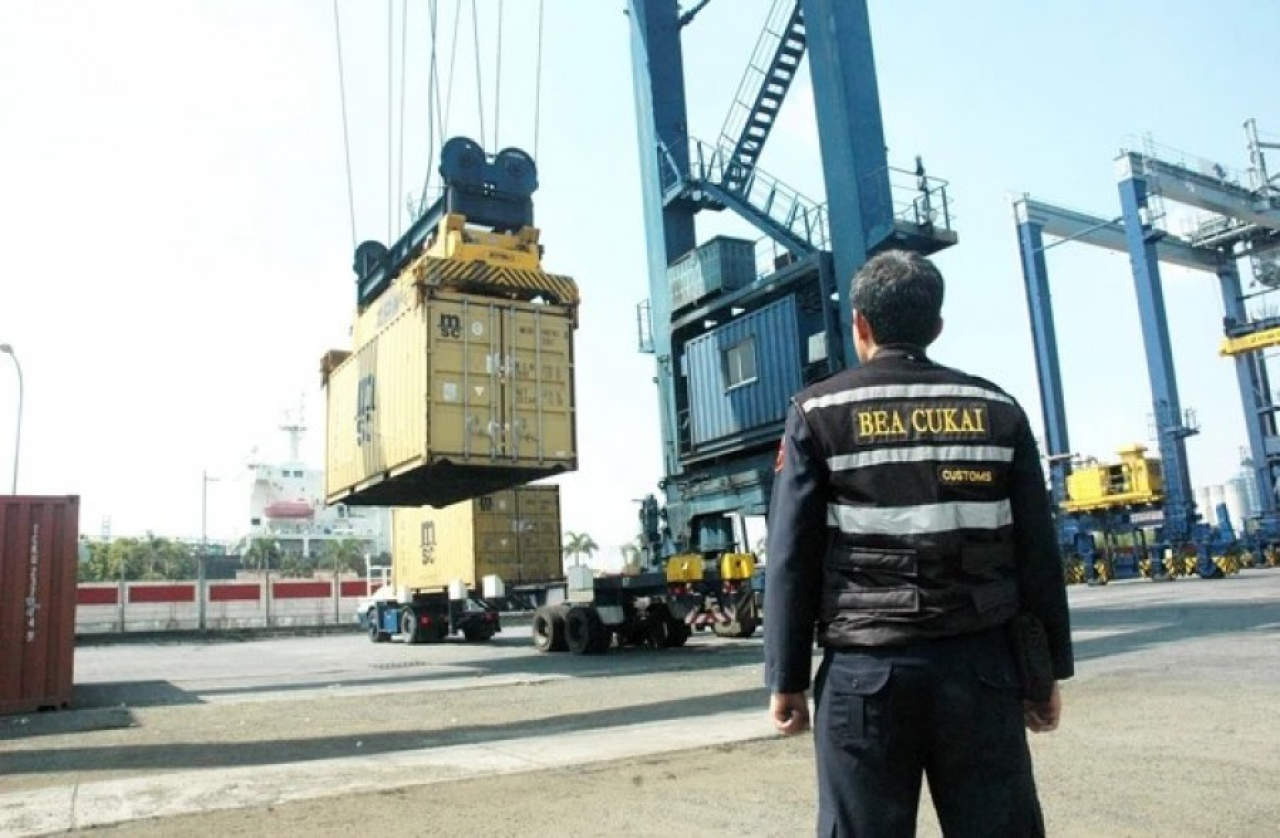 Direktorat Jenderal Bea dan Cukai (DJBC) mencatat realisasi penerimaan negara bukan pajak (PNBP) dari sektor kepabeanan dan cukai sebesar Rp 300,3 triliun sepanjang tahun 2025.