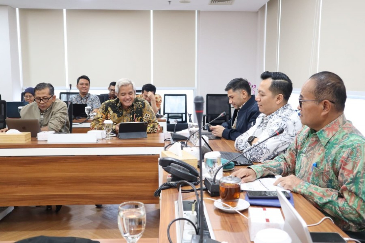 Kepala BPH Migas Wahyudi Anas saat melakukan pertemuan di Surabaya