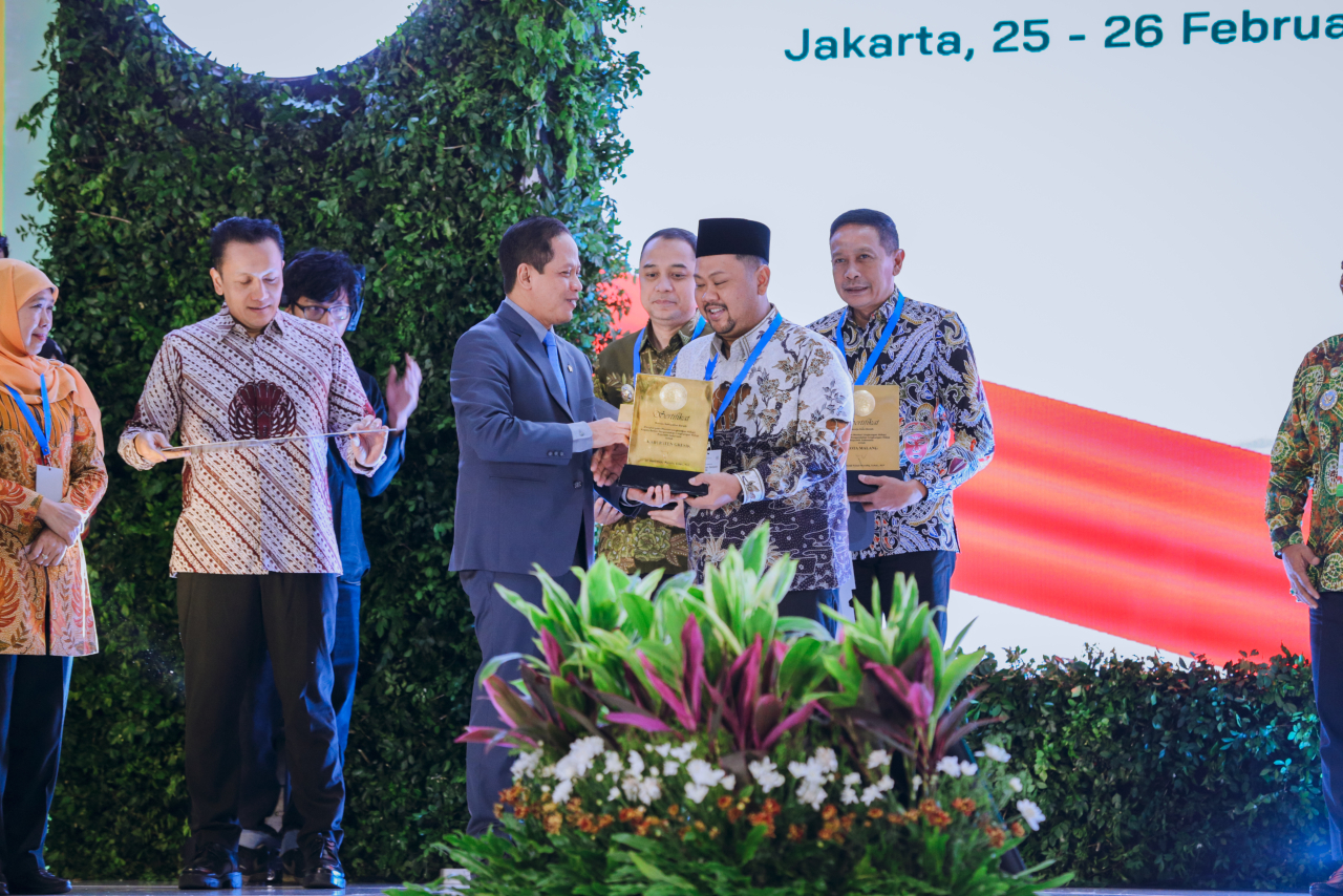 Penghargaan Adipura Penghargaan tersebut diserahkan langsung oleh Menteri Lingkungan Hidup, Hanif Faisol Nurofiq, kepada Bupati Gresik, Fandi Akhmad Yani
