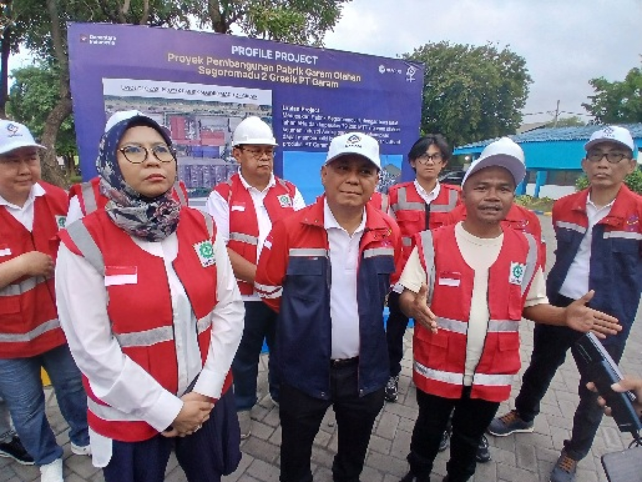 Bernadetta Raras adalah Direktur Supply Chain Management dan Teknologi Informasi ID Food (kiri) didampingi Dirut PT Garam Abraham Mose (tengah) dan komisaris PT Garam usai groundbreaking