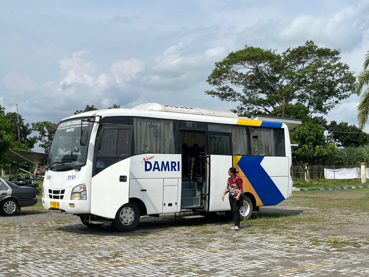 Layanan shuttle bus gratis dari dan menuju Bandara Notohadinegoro kembali beroperasi.