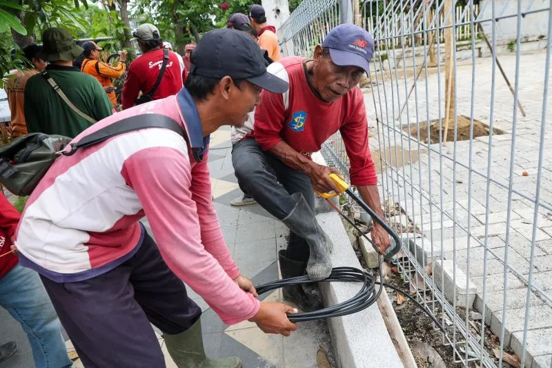 Pemkot Surabaya Bersihkan Kabel FO Semrawut dan Tak Berizin