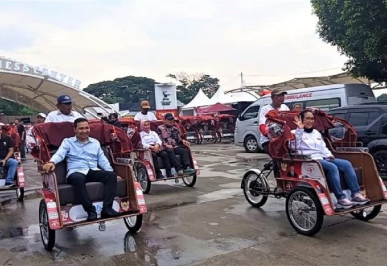 Pelaksana Tugas Wali Kota Madiun F Bagus Panuntun bersama Nanik S Deyang Presiden Becak Listrik Indonesia usai penyaluran ratusan becak listrik di Pahlawan Bisnis Center (PBC) Kota Madiun