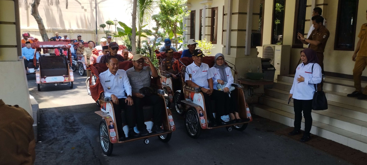 Yayasan Gerakan Solidaritas Nasional (GSN) menyalurkan 200 unit becak listrik kepada pengayuh becak berusia lanjut di Kabupaten Lamongan