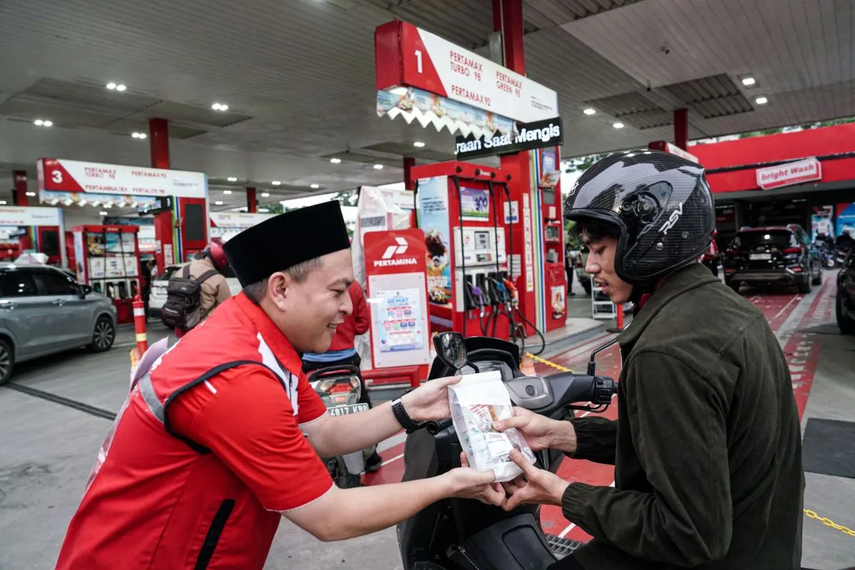 Pertamina Patra Niaga Bagikan Bingkisan Takjil Ramadan di SPBU