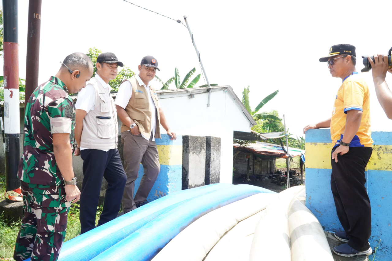 Bupati Lamongan, Yuhronur Efendi, saat mendampingi Deputi Bidang Penanganan Darurat BNPB, Budi Irawan, meninjau lokasi banjir di Dusun Meluke, Desa Sidomulyo, Kecamatan Deket