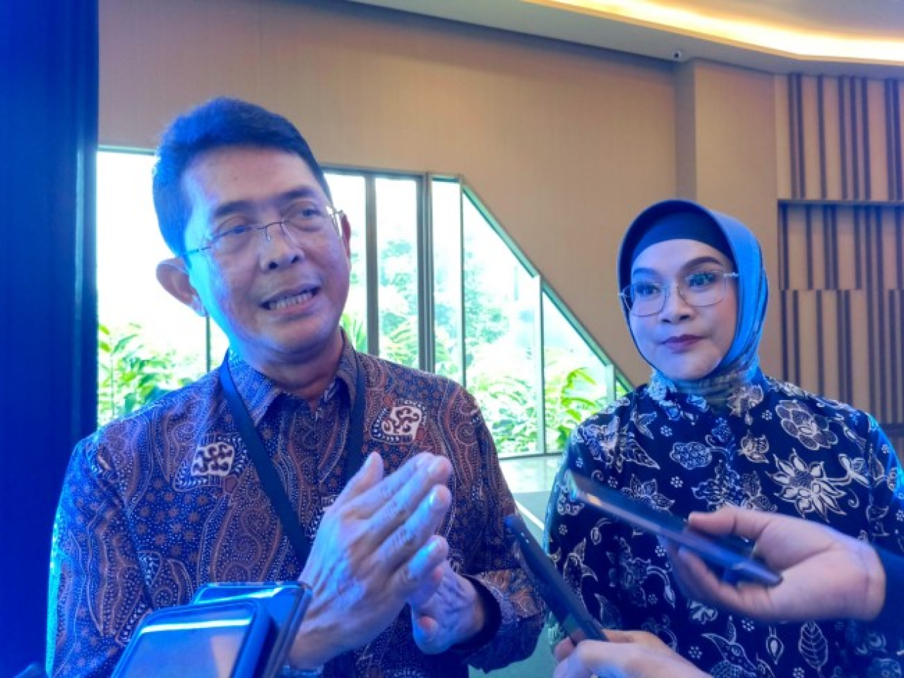 Direktur Utama Bank Jatim, Winardi Legowo (kiri) dalam Raker Tahunan diarahkan Malang