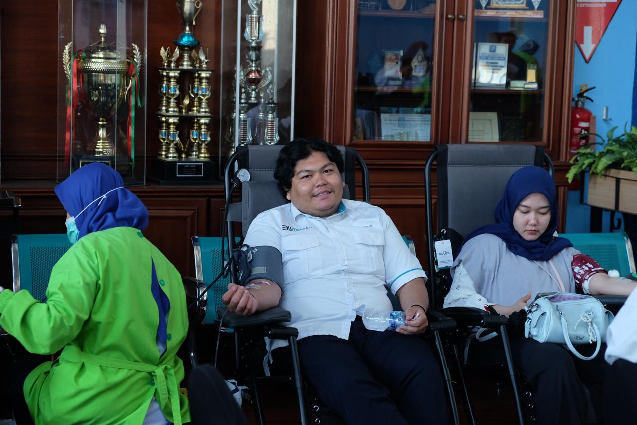 Petugas Unit Donor Darah (UDD) Palang Merah Indonesia (PMI) melakukan penyadapan darah pegawai di lingkungan Kantor Regional 3