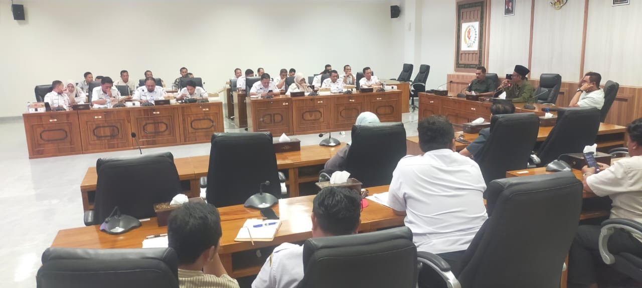 Rapat koordinasi antara Komisi A DPRD Bojonegoro bersama Dinas Pemberdayaan Masyarakat dan Desa (DMPD), Bagian Hukum, camat, serta para Pj kades, di Ruang Badan Anggaran DPRD.