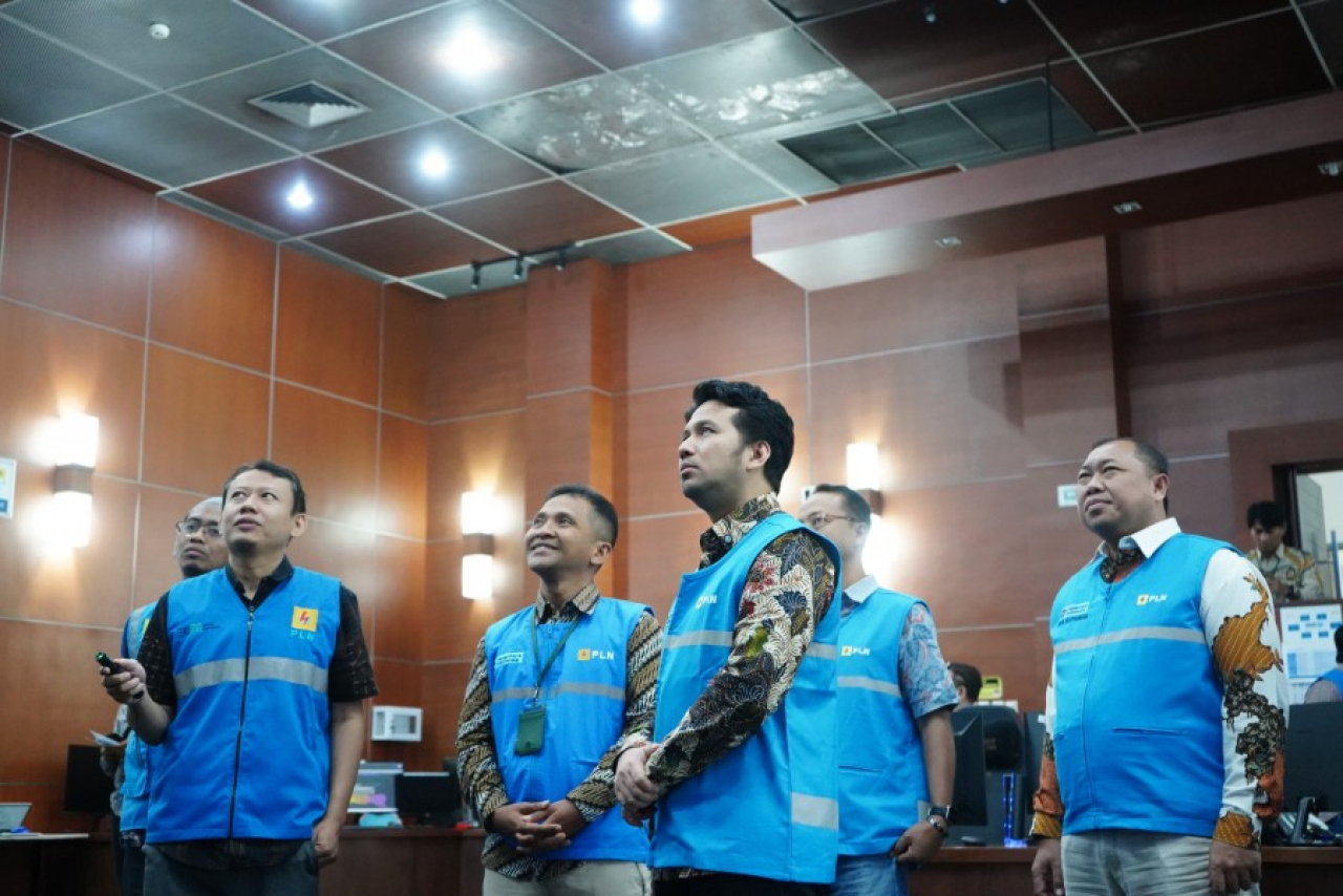 Wakil Gubernur Jawa Timur, Emil Dardak melakukan tinjauan langsung ke kantor PLN Unit Induk Transmisi Jawa Bagian Timur dan Bali (UIT JBM)