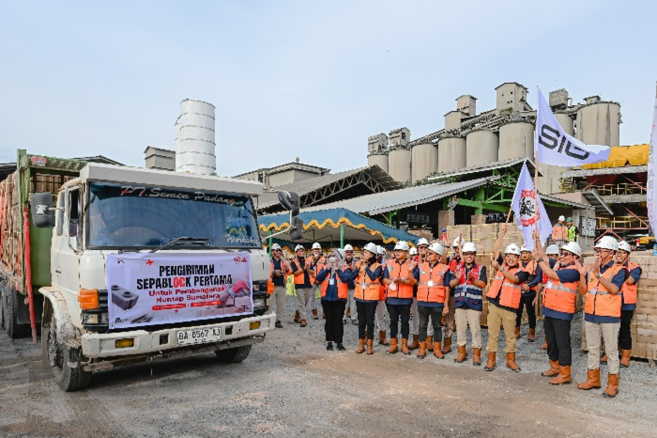 PT Semen Indonesia (Persero) Tbk (SIG) mengirimkan 36.000 bata interlock presisi guna mendukung pembangunan hunian tetap (huntap) untuk masyarakat di Kampung Talang, Kecamatan Pauh, Kota Padang, Sumatra Barat