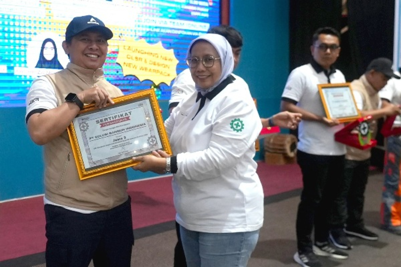 Direktur Operasi SIG, Reni Wulandari menyerahkan penghargaan dalam peringatan Bulan K3 Nasional 2026